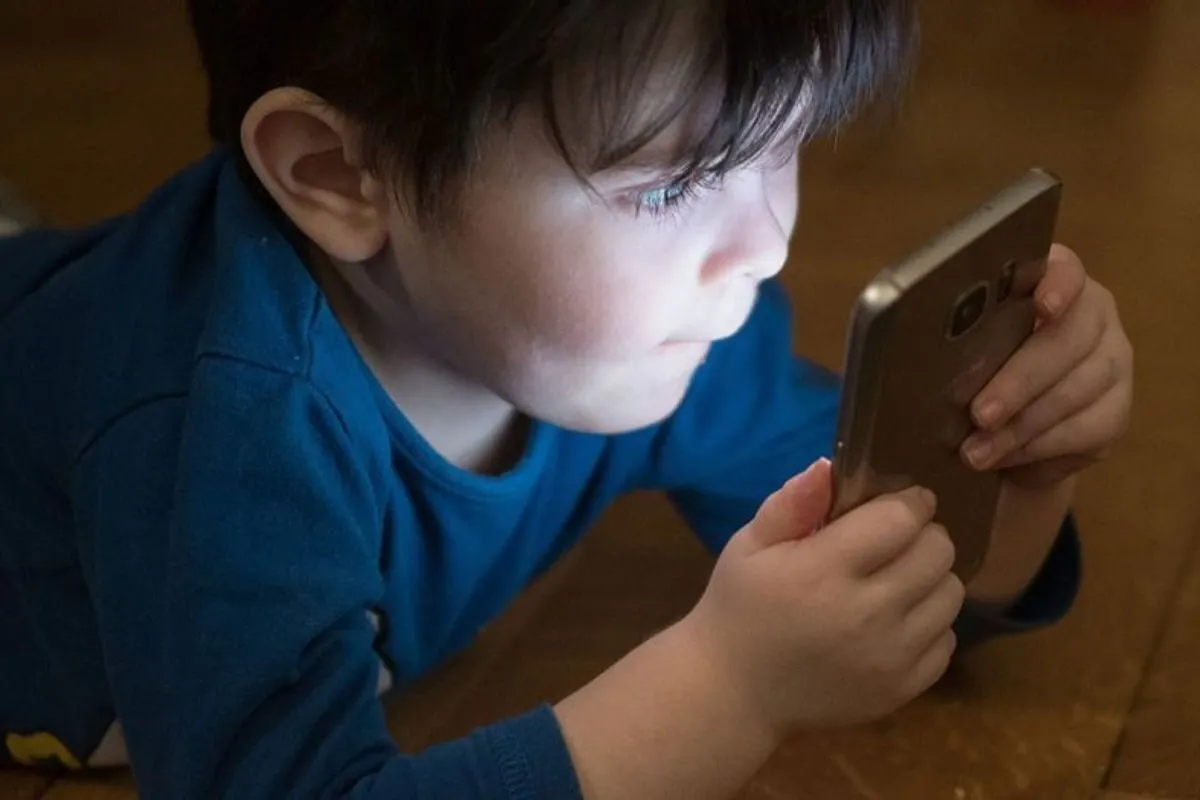 trẻ em 10 tuổi được chơi game bài không