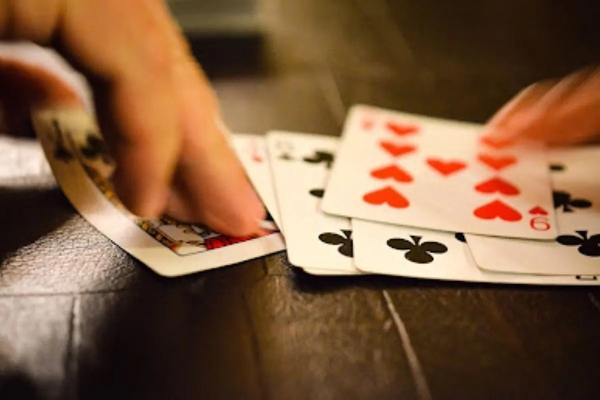 gian lận bằng cách lót bài tiền lên